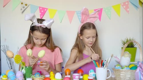 Frohe Ostern. Schöne kleine Kinder tragen Hasenohren am Ostertag