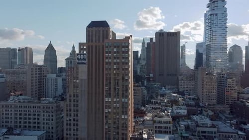 Los delanteros vuelan alrededor del edificio de oficinas 401 Broadway de gran altura