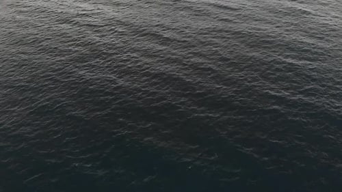 Blick von oben auf die Meereswellen