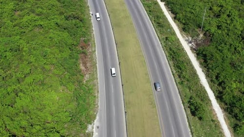 Luftaufnahme von der Drohne auf der Asphalt Highway Road