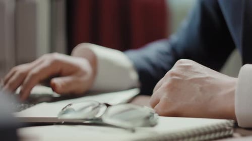 Geschäftskonzept Nahaufnahme von gutaussehenden reifen Geschäftsleuten Hände tippen auf Laptop in der Nähe von Copybook und