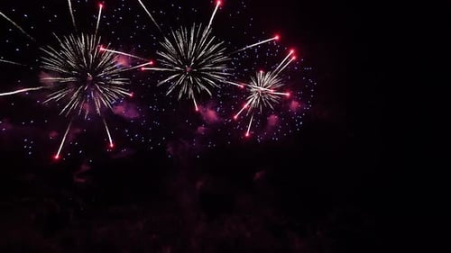 Leuchtendes Feuerwerk: Explosion im Nachthimmel-Loop-Animationshintergrund