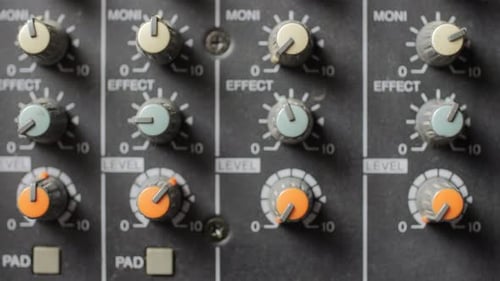 Primer plano de la vieja consola de audio polvorienta Cambiar la iluminación. Concéntrese en los botones.
