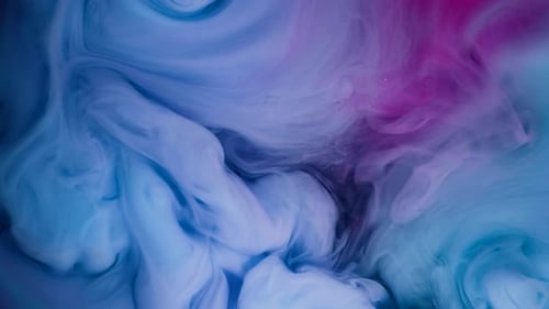 Rote und blaue Farbe bilden dicke, tintenrosa, blaue und violette Wolken