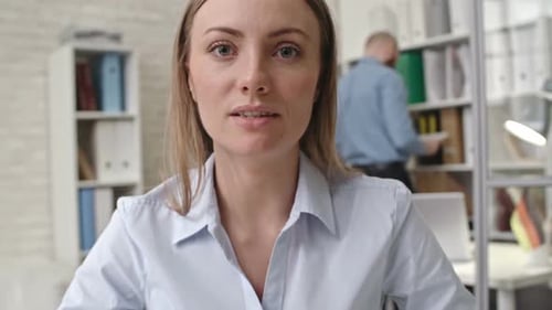 Les commérages à propos de collègues