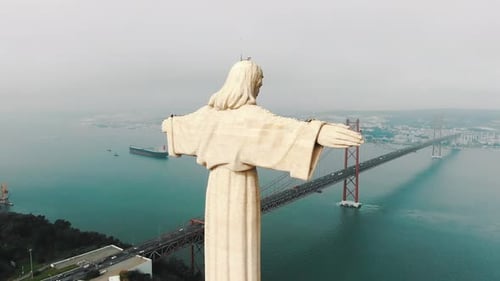 Grand monument en pierre de Jésus près du Tage et du pont Rouge