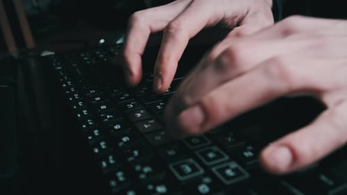 Taper du texte sur le clavier de l'ordinateur portable Les mains des hommes appuient sur les touches noires