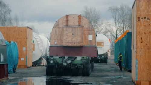 Frachtschifffahrt - ein LKW, der sich von der Gegend entfernt