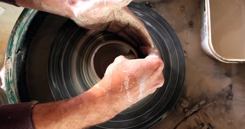 Potier mâle fabriquant un pot