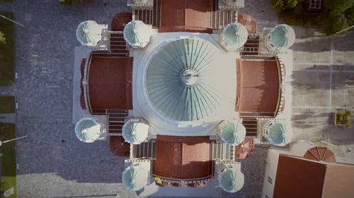 Vue aérienne de la cathédrale Saint-André de Patras, en Grèce.