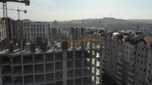 Vuelo cerca de la casa monolítica inacabada