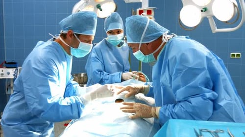 Cirujanos que realizan operaciones en la sala de operaciones