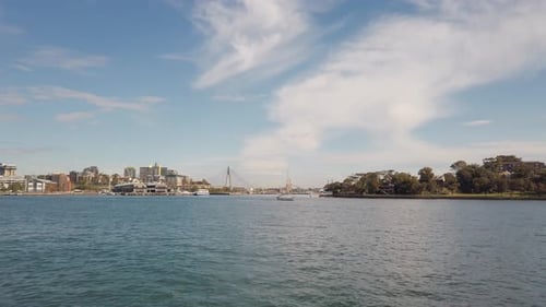 Entspannender Meerblick und Brücke vom Park im Herzen der Stadt. Schöner klarer Himmel als Ergänzung