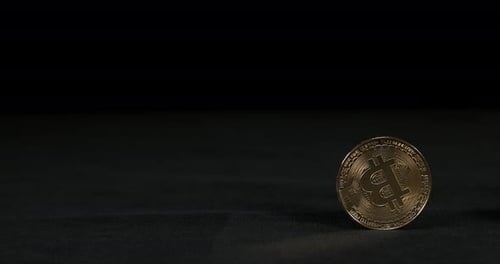 Bitcoins auf schwarzem Hintergrund, Zeitlupe 4K