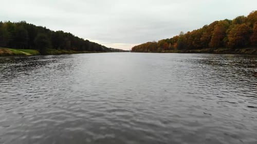 Luftbild. Über den Fluss fliegen. Schöner Herbsttag