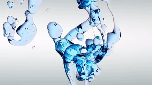 Transparente kosmetische blaue Ölblasen und Formen auf weißem Hintergrund