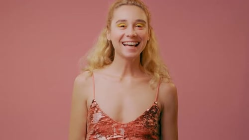 Junge Frau zeigt Zeigefinger auf Sie, wählt Person aus und lädt ein, dem Team beizutreten