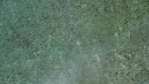 Nahaufnahme der Meereslandschaft einer touristischen Strandreise am blauen Ozean mit Sandhintergrund in der Nähe von Wellen