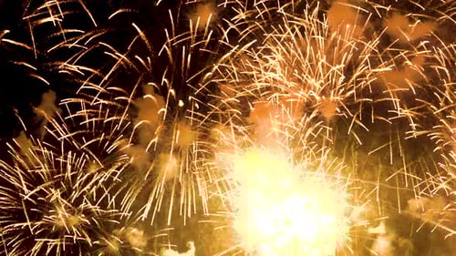 Magnifique feu d'artifice doré étincelant en continu