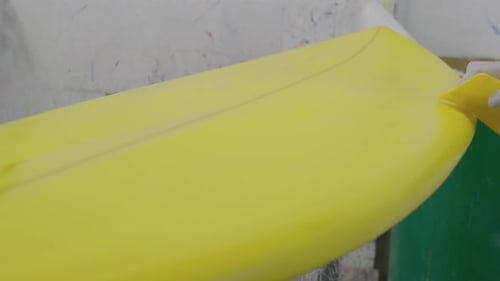 Männlicher Surfbrettmacher in seiner Werkstatt