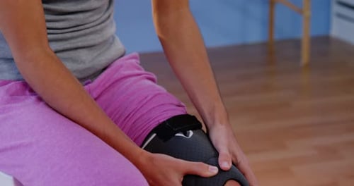Femme douloureuse avec une blessure au genou