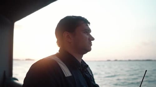 Oficial de convés da Marinha ou Companheiro Chefe no convés de uma embarcação ou navio offshore