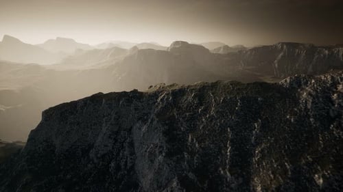 Dramático cielo sobre los escalones de una montaña.