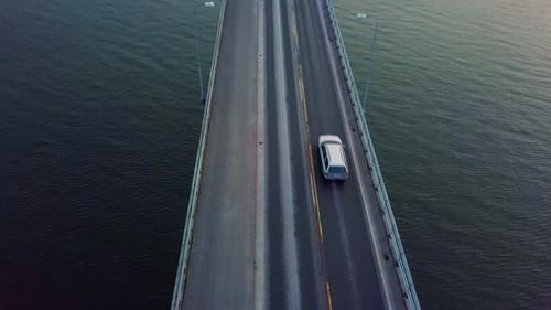 Luftaufnahme einer großen Brücke über den Ozean bei Sonnenaufgang