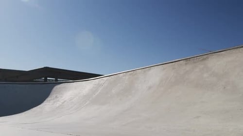 Homme caucasien chevauchant et sautant sur une planche à roulettes par temps ensoleillé