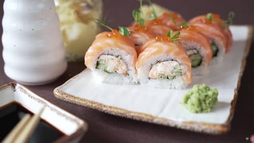 Conjunto de sushi com salmão e caviar vermelho, lindamente apresentado na mesa