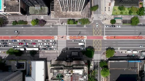 Vista de cima para baixo da Avenida Paulista no centro de São Paulo, Brasil