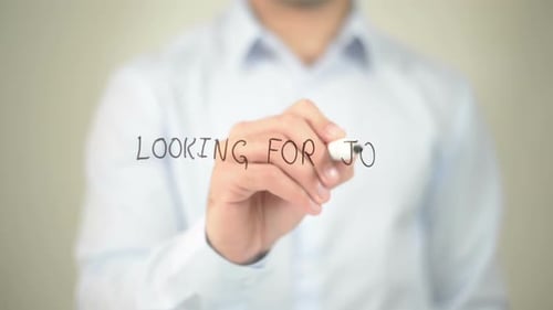 Auf der Suche nach Job, Geschäftsmann schreibt auf transparentem Bildschirm