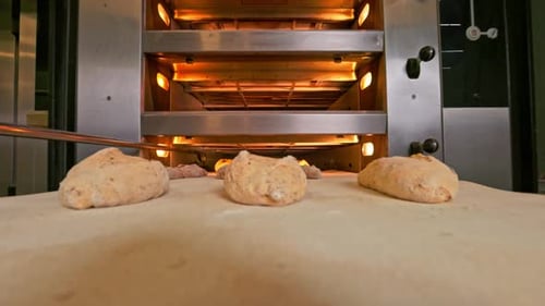 Brotteig kommt zum Brotofen