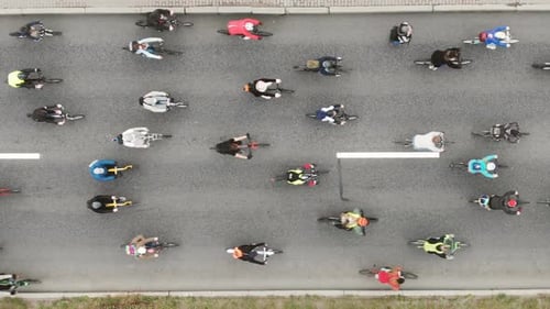 Les cyclistes participent à la course et roulent le long d'une route asphaltée