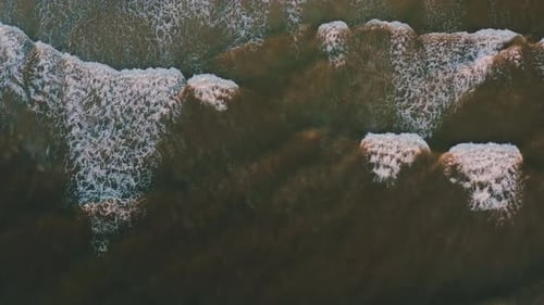 Die rauen Wellen wurden im Sonnenuntergang rot.