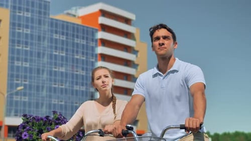 Casal feliz em um passeio de bicicleta se comunica
