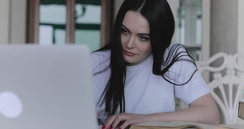 Die Studentin bemerkt beim Remote-Online-Studium zu Hause