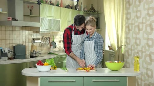 Feliz pareja cocinando