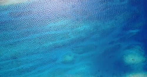 Natürlicher Inselblick auf einen weißen Sandstrand und einen aquablauen Ozeanhintergrund