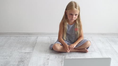 Enfant d'âge préscolaire à la maison