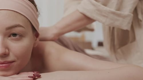 Junge Frau mit entspannender Massage