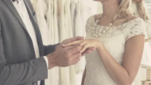 Glückliche Braut und Bräutigam im Hochzeitskleid bereiten sich auf die Hochzeit in der Hochzeitszeremonie vor