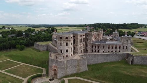 Ancient Palace with a Large Area on the Outskirts of the City