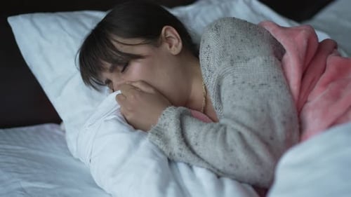 Une femme a de la fièvre et de la toux