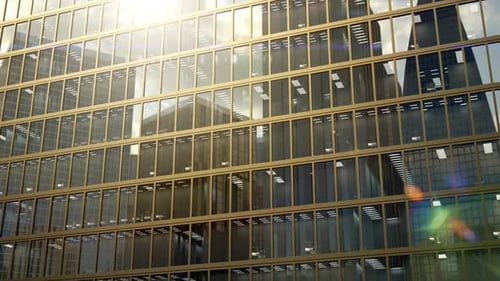 Bienes raíces Comercial en el edificio de oficinas con ventanas limpias y transparentes