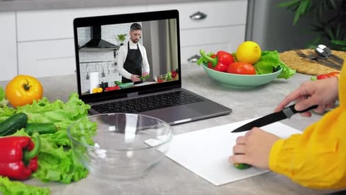 Un bloguero gastronómico en la pantalla del ordenador cuenta que enseña a ama de casa una videollamada en línea