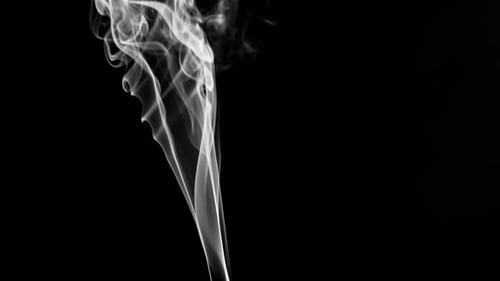 Weicher Nebel in Zeitlupe auf dunklem Hintergrund