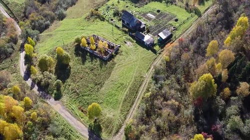 Complexe touristique dans la forêt russe filmé par Drone
