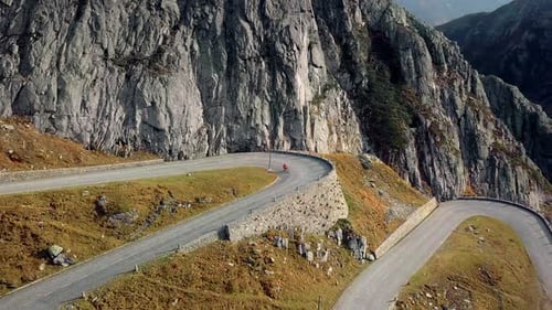 Ciclista de carretera sube a Sunset Mountain Switchbacks