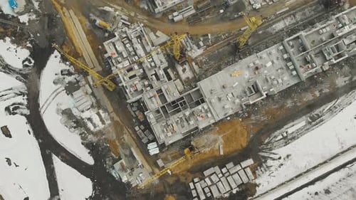 Gran sitio de construcción con edificios en desarrollo